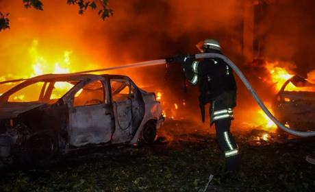 Вночі Одесу атакували безпілотниками: пошкоджено адмінбудівлю, авто і житло, є постраждалий