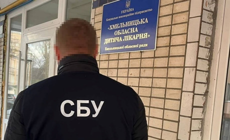 На Хмельниччині викрили лікаря, який вимагав хабар за призначення інвалідності хворій дитині