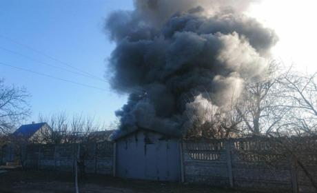 В Семеновке от огня пострадали гараж и авто