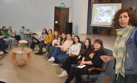 Щастя у дрібницях: у Жмеринці художниця Тетяна Хьорн і «Асоціація юних жмеринчан» намалювали мурал