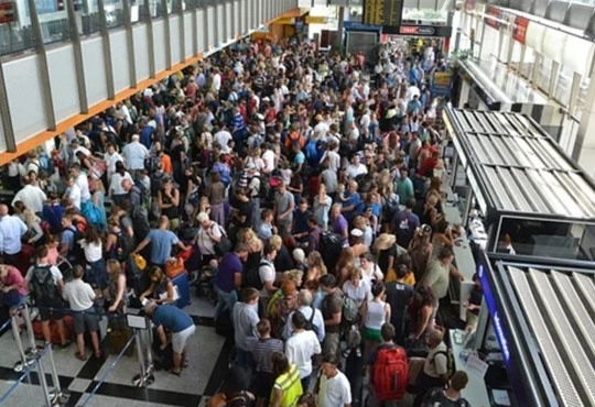 Ryanair попереджає про черги в аеропортах Європи. Де туристам варто приїжджати раніше