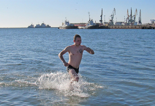 Пірнали на секунду і «відкисали» по півгодини. Як купались на Водохреща у Азовському морі і поблизу