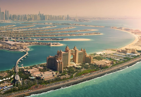 Тисячі туристів застрягли в Дубаї після закриття неба. Борги, паніка і квитки за величезні гроші