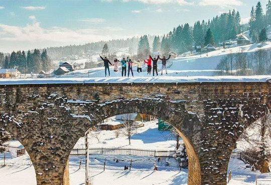 Зимова Ворохта. Що подивитися в карпатському селищі та скільки коштує відпочинок