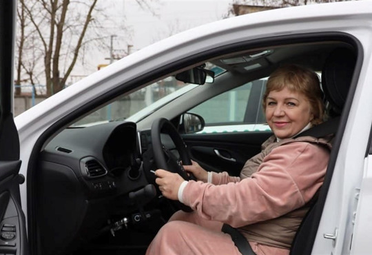 В Одесі жінка з інвалідністю вперше здала іспит на водійські права. Чим вона відома?