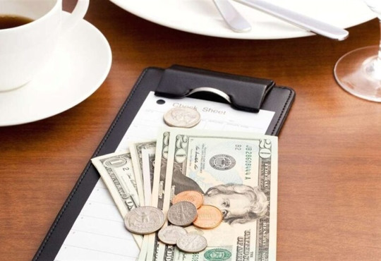 П'ять країн, де чайові — не жест ввічливості, а обов'язок. Що потрібно знати туристам