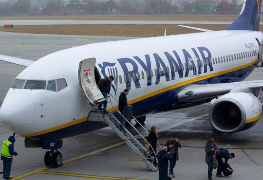 Ryanair заборонила здавати в багаж «розумні валізи». Що варто знати та які нові вимоги для пасажирів
