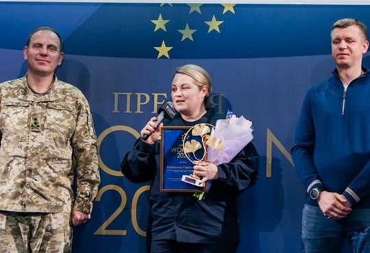 Допомогла сотням переселенцям. Премію Woman 2023 отримала рятувальниця з Херсону