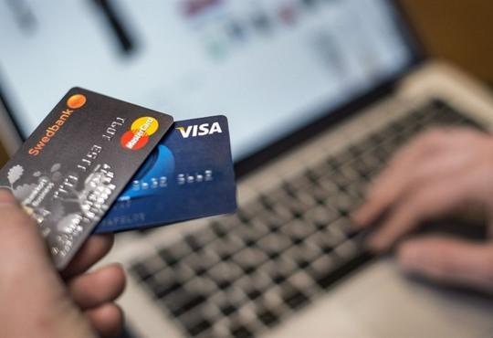 Одна кнопка – мінус 10% бюджету. Як туристам не переплачувати за кордоном, розраховуючись карткою