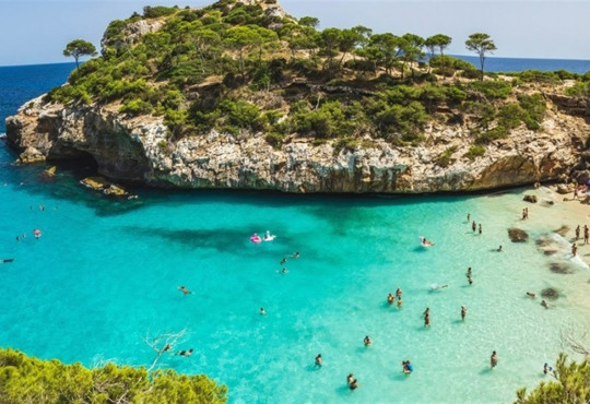 "Найінстаграмніший" пляж Майорки Caló des Moro хочуть закрити через туристів. Що сталось?