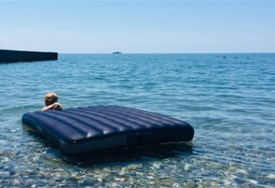 Що робити, якщо вас на матраці винесло в море?