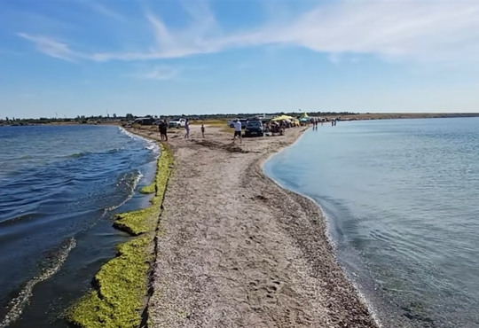 На Першій косі — перший літній аншлаг. Яка вода, пляж і правила відпочинку на Тилігулі у червні 2026