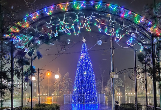 Скадовськ причепурили до новорічних свят: казкове місто у фотографіях