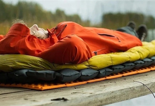 Як обрати надувний туристичний килимок: важливі параметри та поради