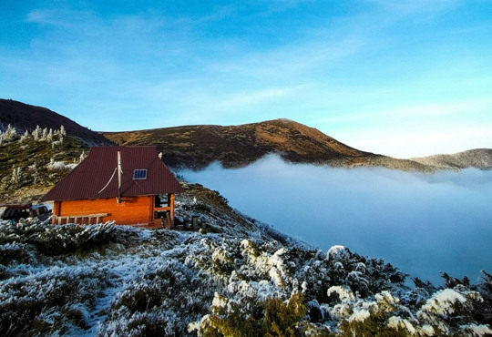 У Карпатах підготували притулок для туристів біля Петроса. Тут тепло, дрова і захист від негоди