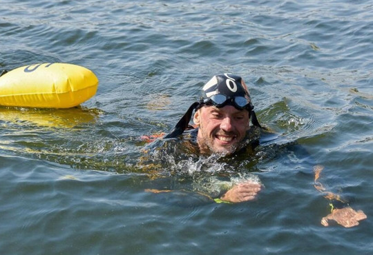 Переплив Дніпро, тепер готується до моря. Український плавець ставить рекорди з найдовших запливів