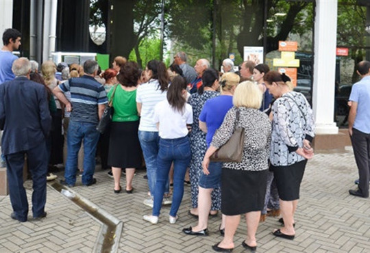 Величезні черги до банкоматів. На які морські курорти України потрібно їхати з готівкою?