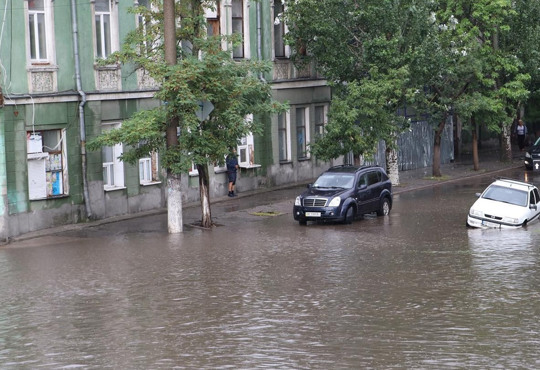 ​​​​​​​Шторм і зливи у Бердянську і Кирилівці: як виглядають затоплені вулиці і забруднені пляжі