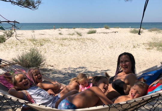 Відпочити і вижити. Розповідь про море з чотирма дітьми у наметах на Кінбурнській косі