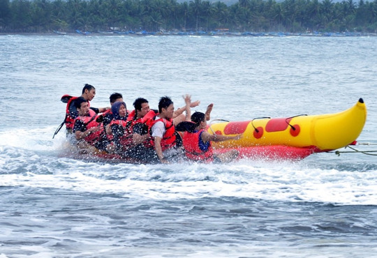 Ризиковані розваги: наскільки безпечні водяні атракціони біля моря