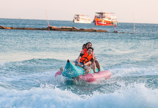 Банани, шайби, таблетки, жабки. Як зрозуміти, чи ці водні атракціони безпечні?