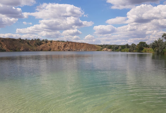 Коларовський кар’єр: скелястий берег і бірюзова вода – де він і чи варто їхати