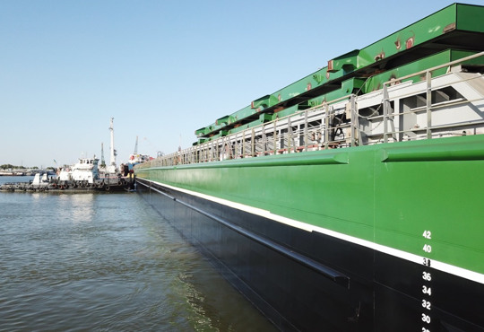 В Ізмаїлі спустили на воду найбільшу баржу в історії незалежності: фото