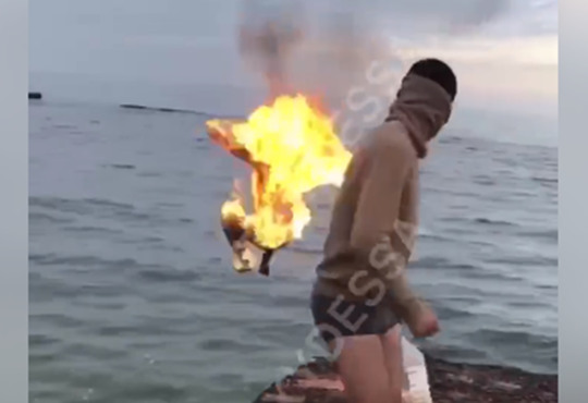 Опасные игры с огнем: в Одессе мужчины поджигали себя и прыгали в море – видео