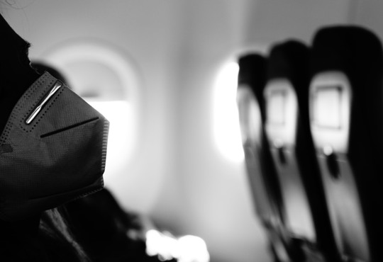 Авиакомпании в будущем планируют не пускать на борт туристов без прививки от COVID-19