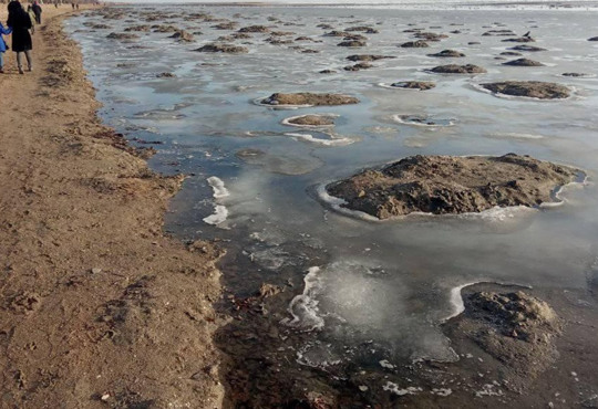 Море на Левом берегу в Мариуполе стало "пешеходным": какие могут быть причины