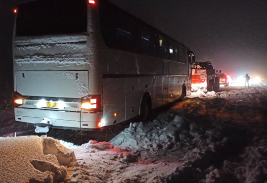 Отмена рейсов, поваленные деревья и страшные пробки: как города у побережья отходят от метели