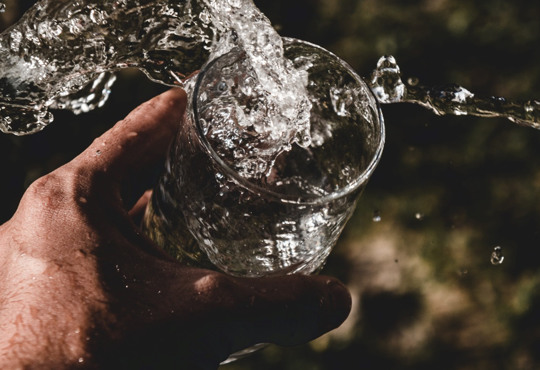 Можно ли пить морскую воду: объяснение врача и когда все же она может быть полезна