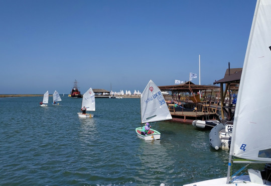 Залежні від вітру. Як в Бердянську діти змагалися на вітрильниках