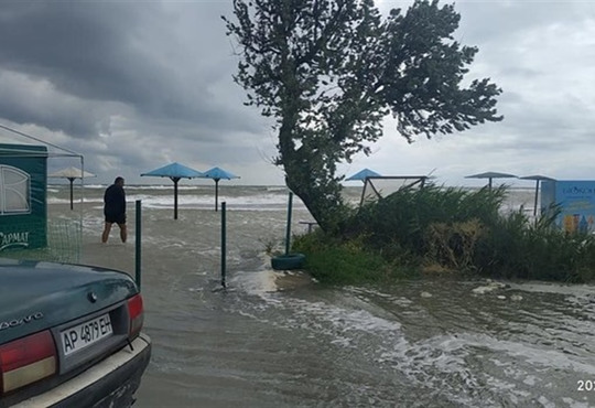 Бердянський пляж змило море. У воді опинилися і найближчі до пляжу торгові точки
