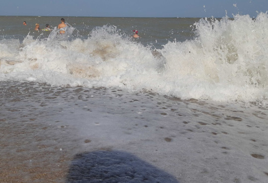 В Бердянске шторм: море на косе стало грязным, но теплым. Видео