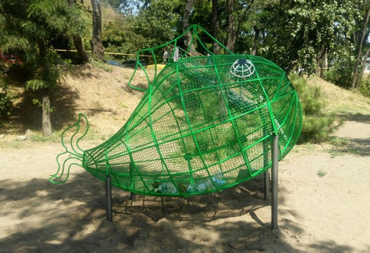 У Маріуполі відпочивальникам пропонують "нагодувати" рибу пляшками