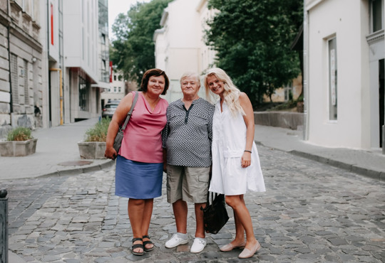 77-річна бабуся Анісія разом з внучкою і дочкою відвідала 8 країн за 21 день