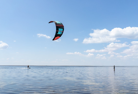 Відпочивальники скаржаться на кайтсерферів на Тилігульському лимані