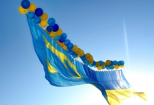 З Арабатської стрілки запустили прапор єдності у бік Криму