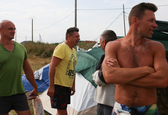 Борщ, холодильник, матраци. Фоторепортаж з стихійного кемпінгу у Залізному Порті