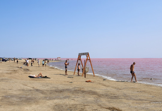 Рожевий колір води і нові фотозони: відпочинок на Лемурійському озері