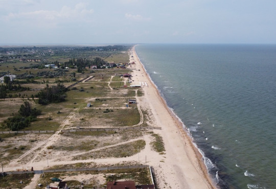 Стрелковое с дрона: бурное море, мало людей, горячий источник