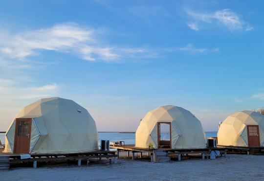 На берегу Азовского моря можно пожить в геодезическом куполе-отеле