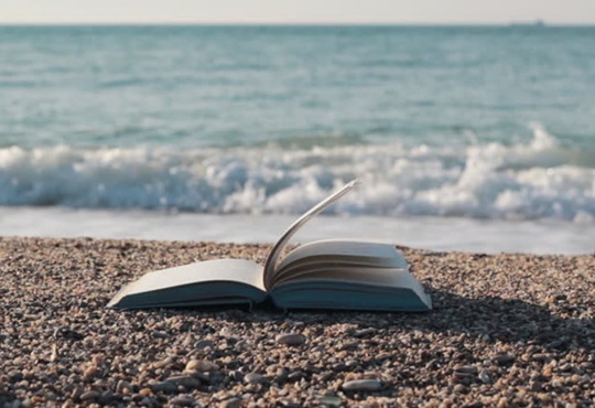 Укрзалізниця створила різдвяні добірки книг для мандрівників. Які книги можна почитати в подорожі?