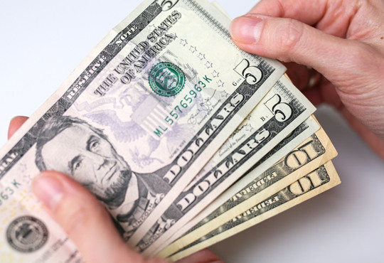 929 доларів. Скільки витрачають іноземці на подорожі Україною