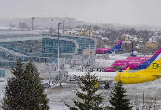 Через негоду у Києві 5 літаків сіли замість "Жулян" у Львові