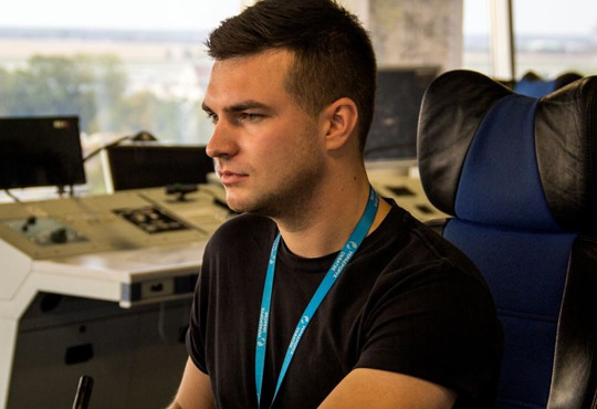 Аварійні посадки, гра в тетріс літаками, робота без права на помилку. Як це бути авіадиспетчером?