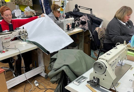 Плащі, яких не бачать тепловізори, і безкоштовний одяг: як волонтерять люди з півдня