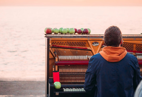 Концерти для сонця на березі моря: як музикант влаштовує «піанотерапію» на одеському пляжі