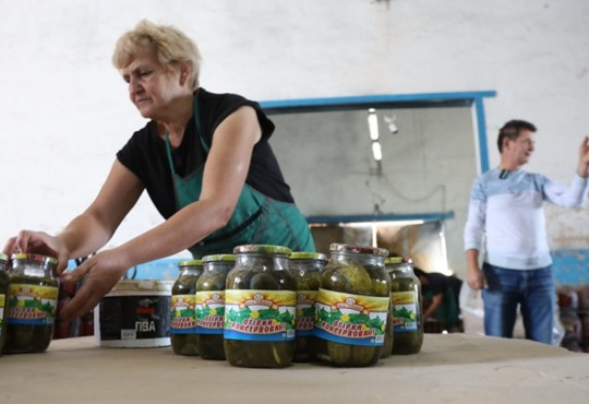 Думали, що все втратили: як подружжя на Херсонщині відновлює зруйнований консервний завод